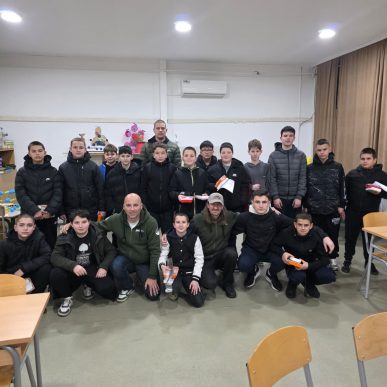 Djeca Dobila Prvu Opremu Za Izradu Muha: Novi Korak U Školi Mušičarenja