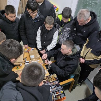 Znanje Se Prenosi Dalje: Stariji Učenici Podučavali Mlađe