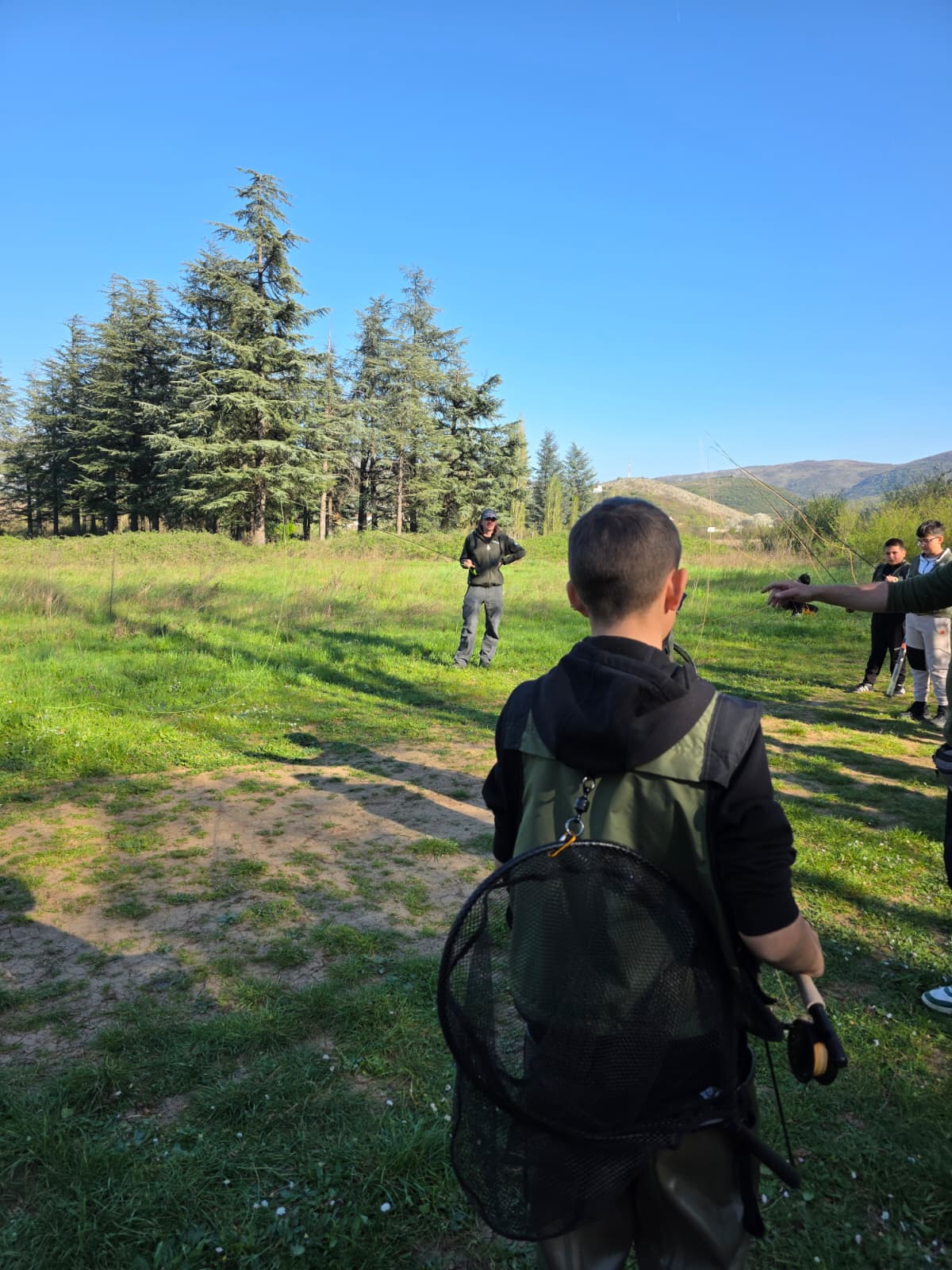 Mladi Ribolovci Spremni Za Vodu Nakon Prvih Lekcija I Dodjele Opreme