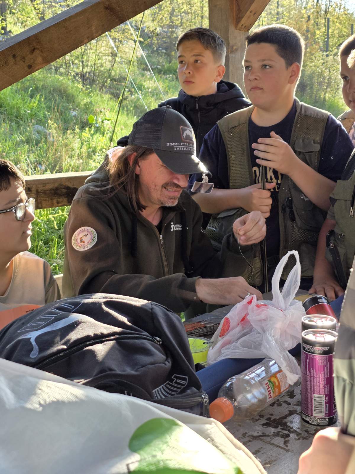 Mali Ribolovci Uče Velike Vještine: Čvorovi I Nimfarenje Na času Fly Fishinga